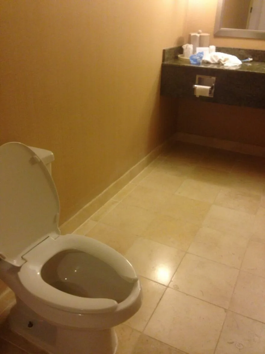 Inodoro en hotel con problemas de limpieza y mantenimiento