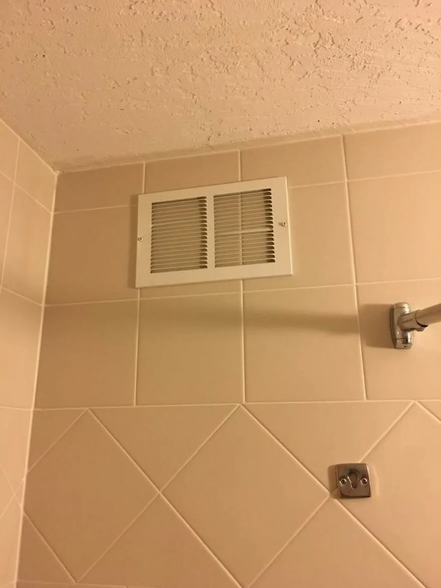 Ventilación mal ubicada en la pared de ducha en hotel con fallos sorprendentes