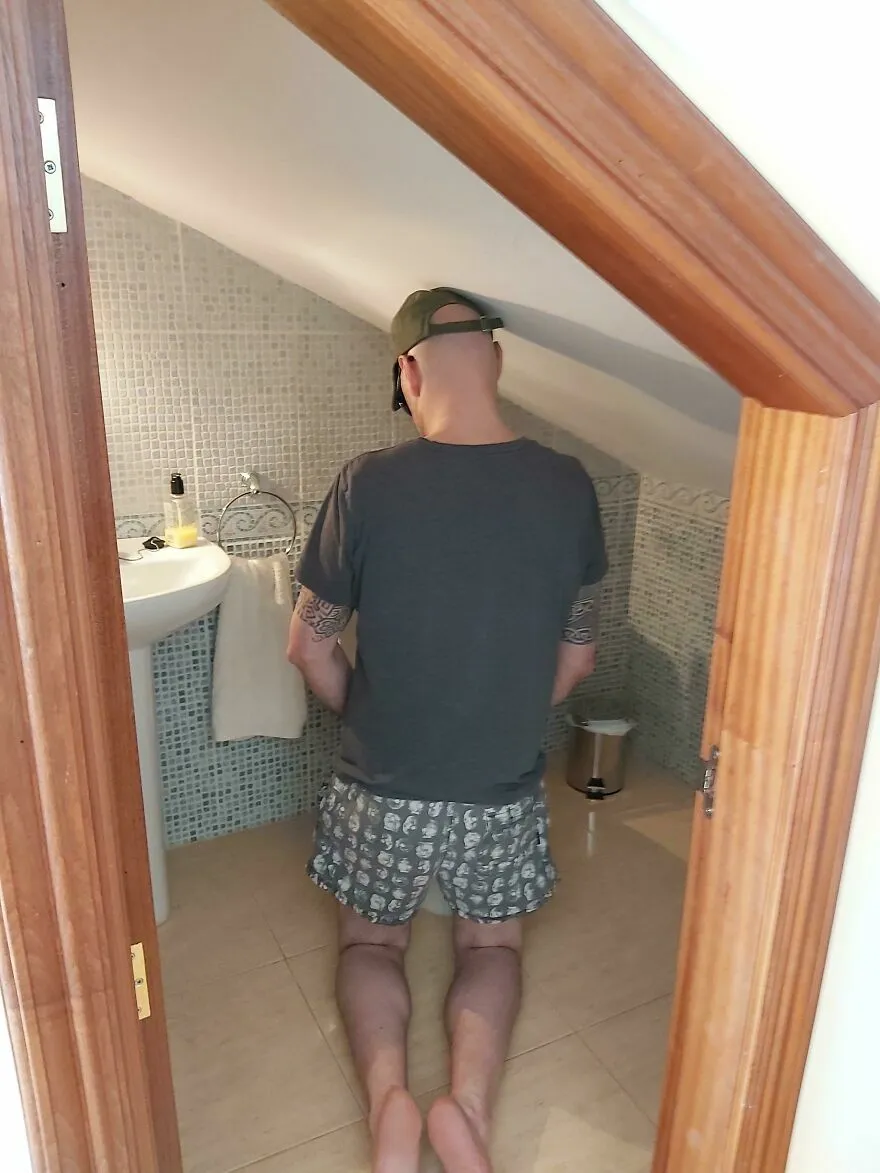 Baño pequeño y bajo techo inclinado en hotel con fallos sorprendentes