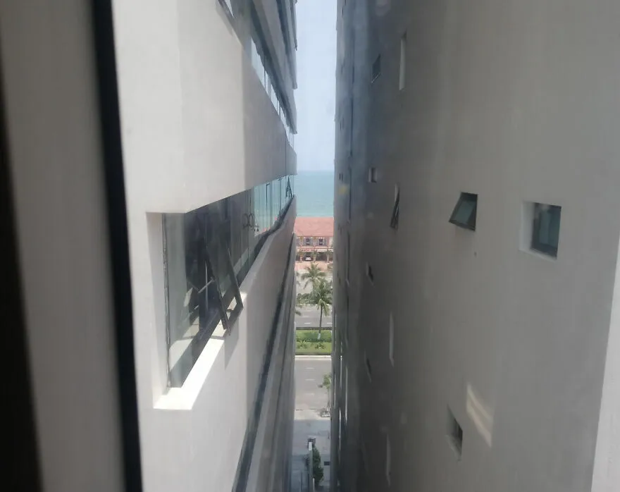 Vista reducida entre edificios en hotel con vista al mar