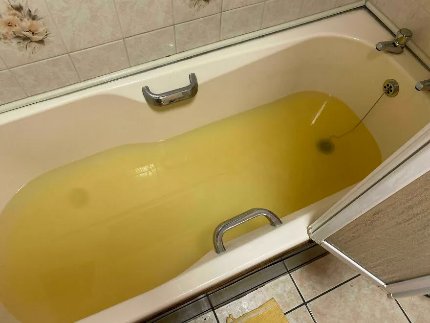Baño con agua amarilla en hotel, fallos sorprendentes en hoteles y Airbnbs