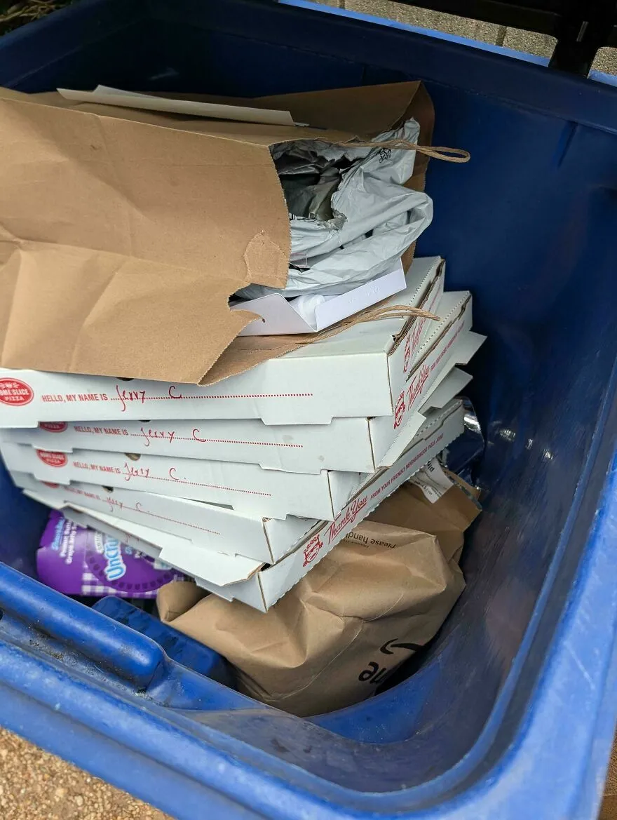 Contenedor con cajas y bolsas de comida para llevar en Airbnb