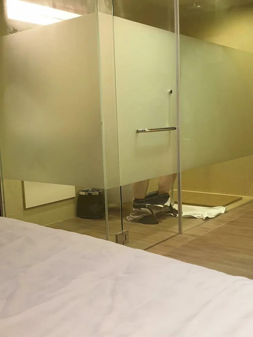 Fallos en Airbnbs con puerta de ducha traslúcida sin privacidad
