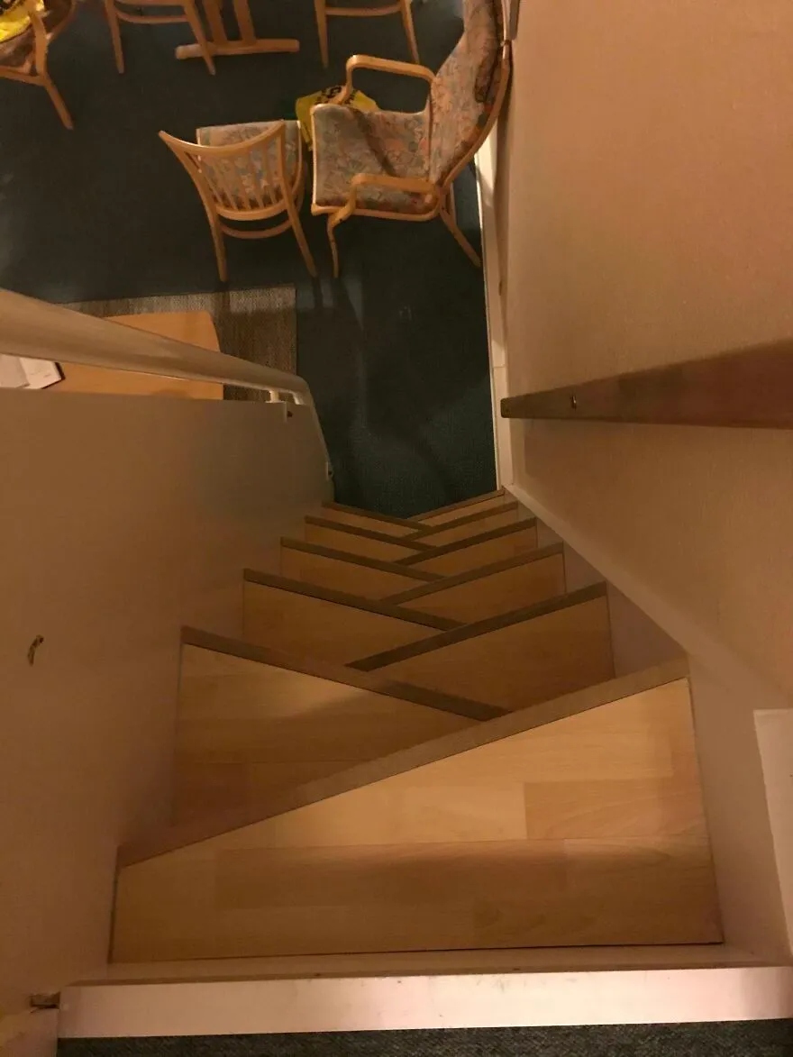 Escalera con diseño difícil y riesgoso en hotel o Airbnb