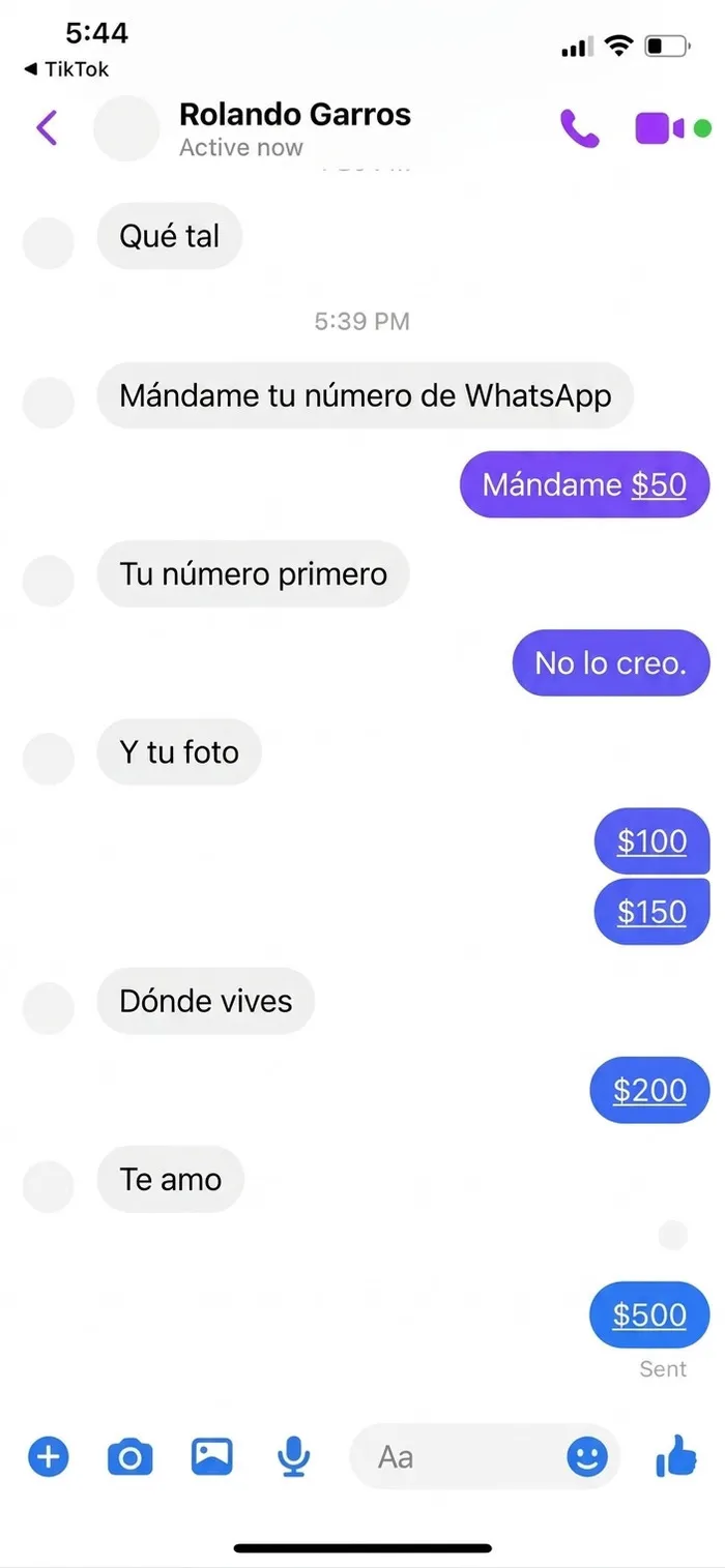 Chat con mensajes de texto ridículos solicitando número de WhatsApp con respuestas irónicas