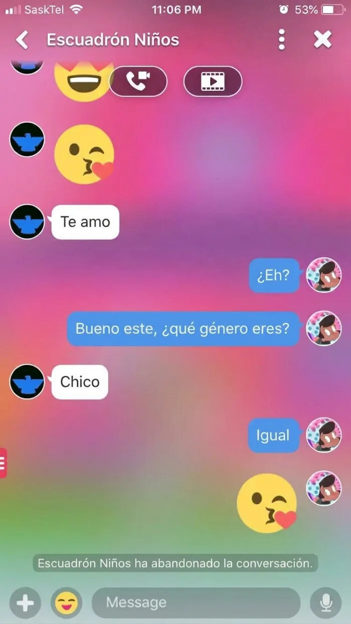 Conversación donde mujer expone hombre con mensajes de texto ridículos