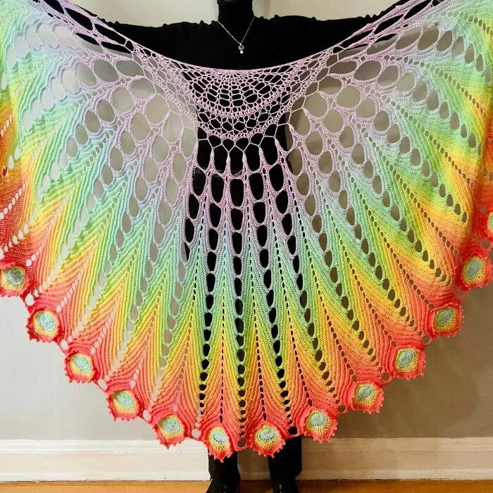 Chal elaborado a crochet con diseño multicolor y patrón elegante