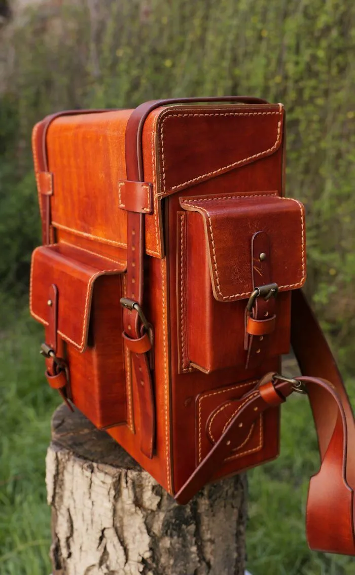 Mochila de cuero artesanal, ejemplo de creación genial