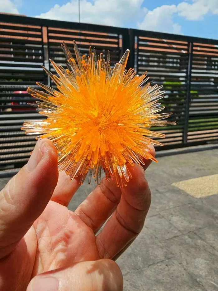 Escultura brillante naranja con picos, creación genial hecha a mano