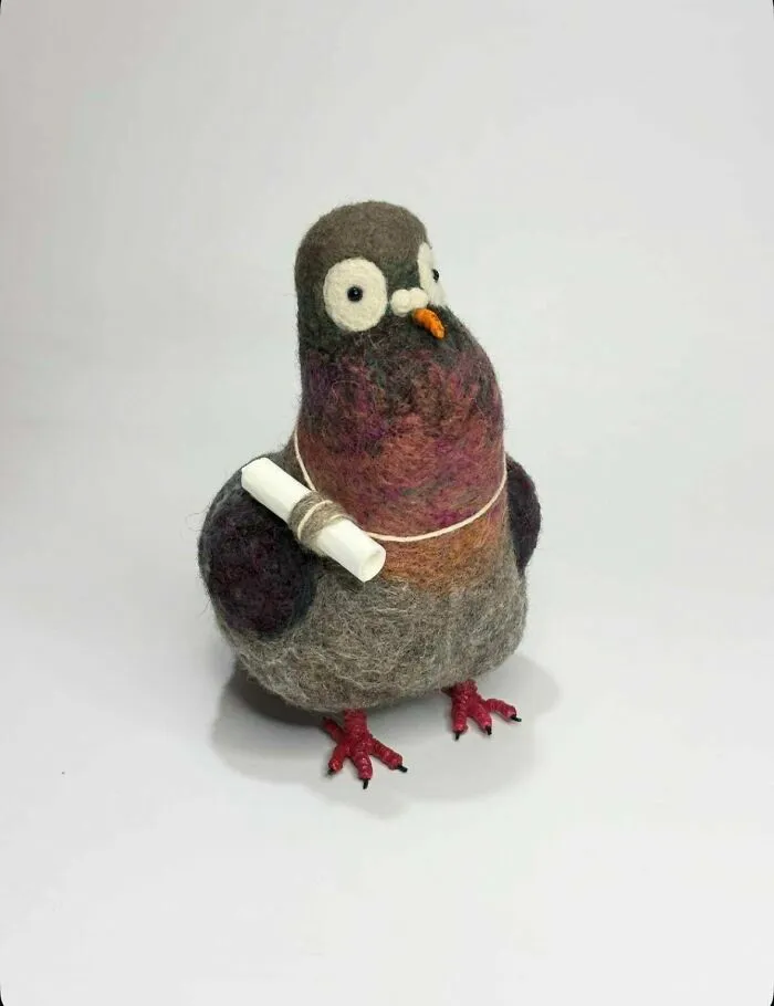 Figura de pájaro hecha a mano con lana, una creación genial para compartir