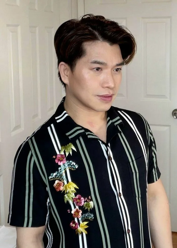 Hombre con camisa de rayas y bordados florales como ejemplo de creaciones geniales de moda