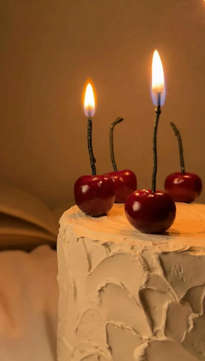 Tarta con velas hechas de cerezas encendidas creatividad geniales