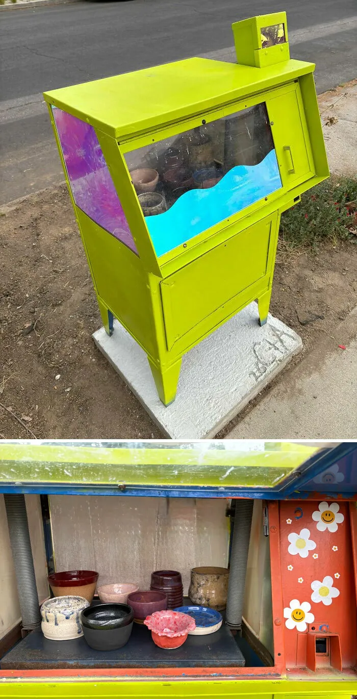Creación genial de pequeña vitrina amarilla para exhibir macetas hechas a mano