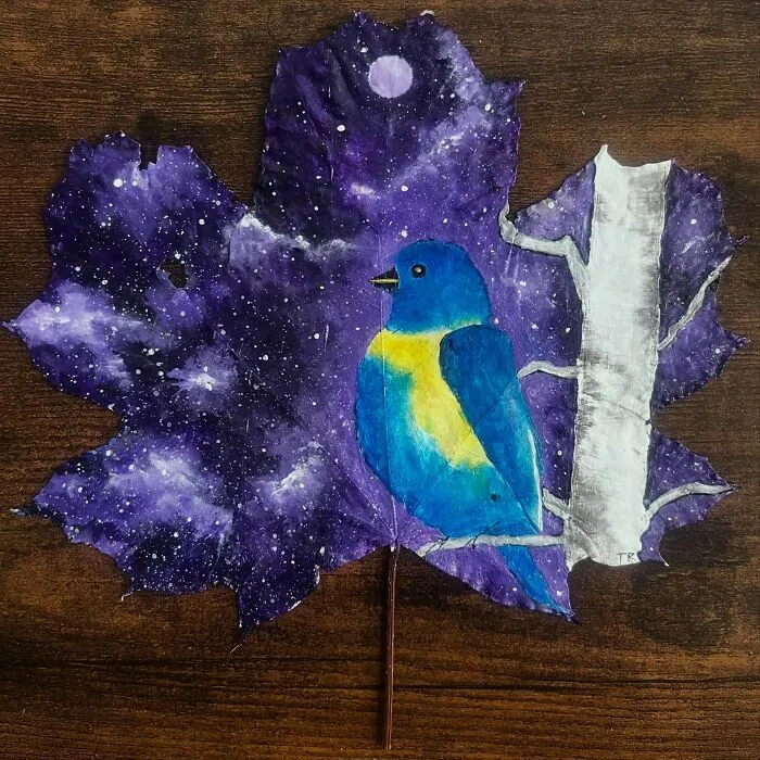 Pintura de pájaro azul en hoja con fondo de noche estrellada como creación genial