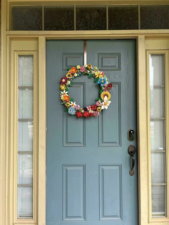 Guirnalda de flores coloridas como creación genial para decoración de puerta