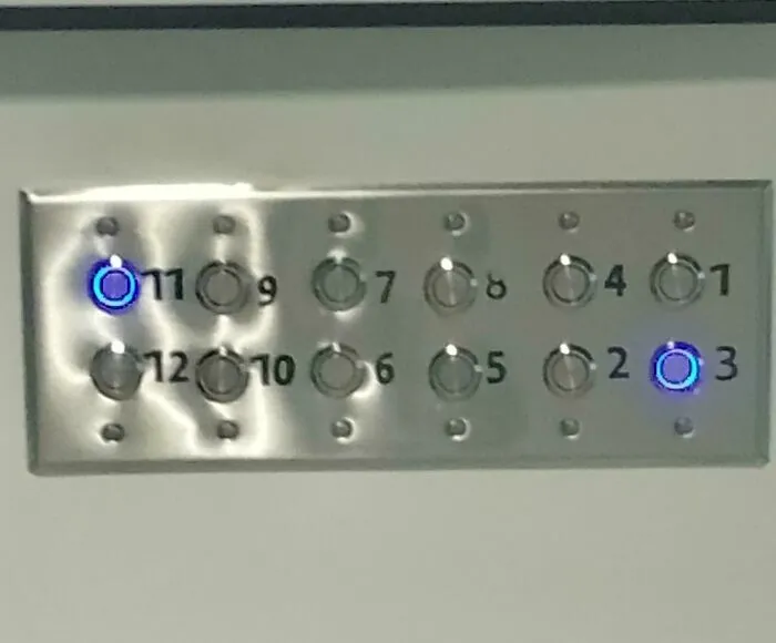 Panel de botones con numeración confusa y mala disposición de diseño