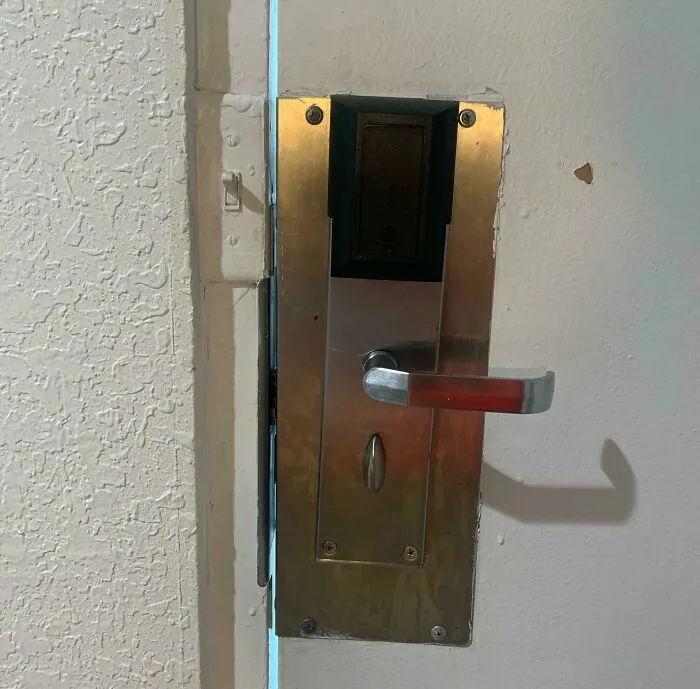 Puerta con diseño que permite paso de luz por mal cierre