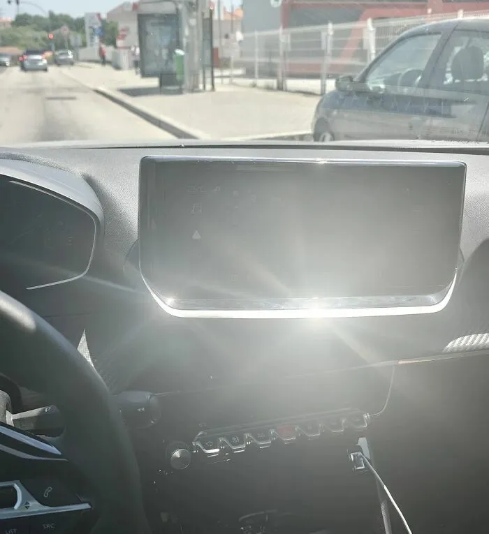 Pantalla de auto con reflejo de luz que dificulta visibilidad en fallos de diseño terribles
