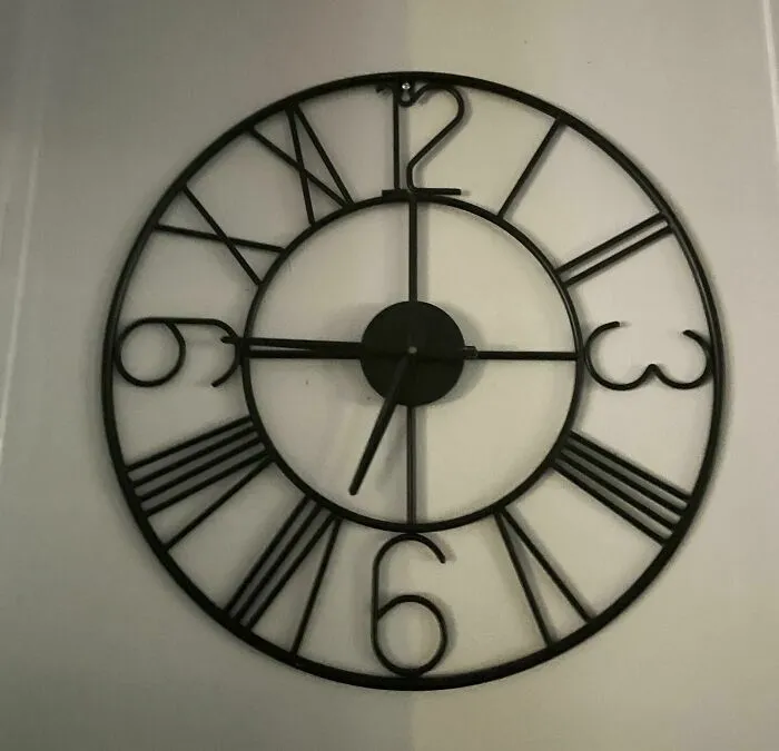 Reloj con números romanos y arábigos mezclados, error de diseño