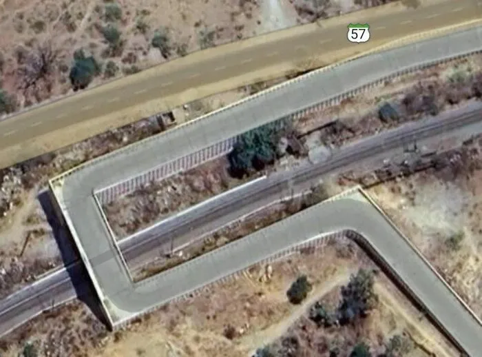 Diseño de puente imposible y fallido en carretera aérea.