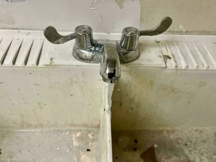 Grifo de lavabo con separación en pico que causa pérdida de agua