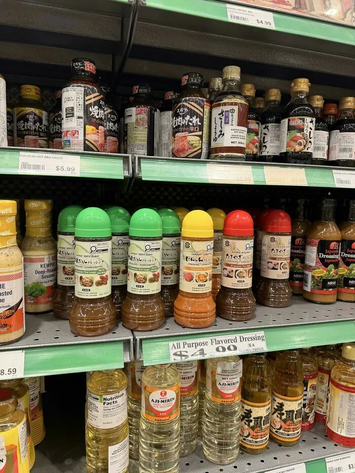 Estantes con botellas mal organizadas y etiquetas confusas