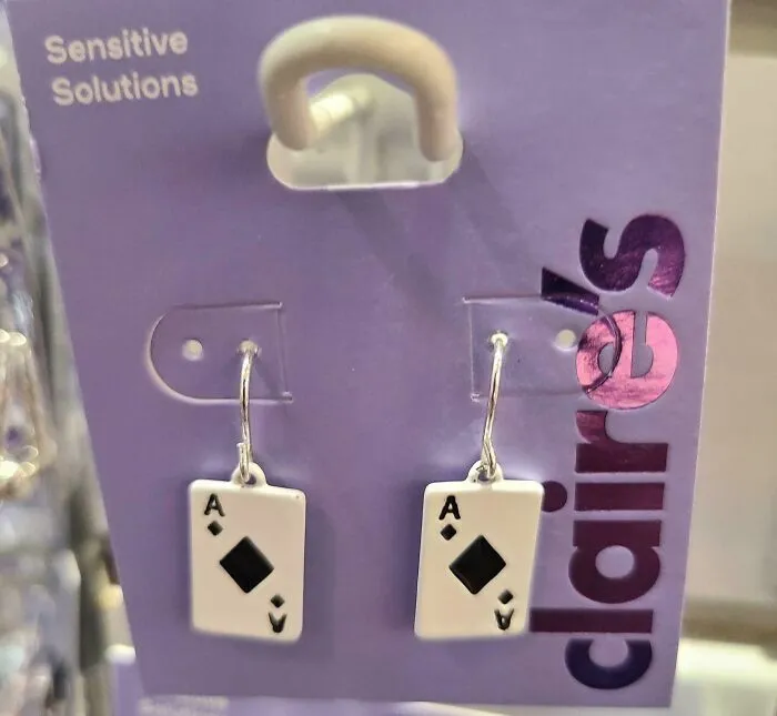 Pendientes con diseño de cartas de póker con fallo tipográfico