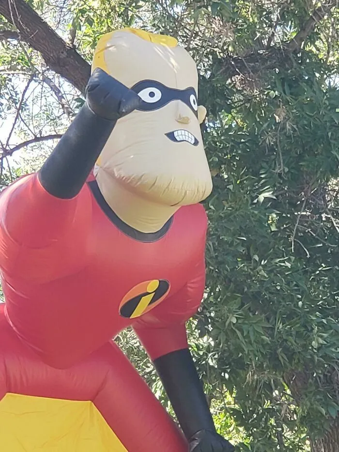 Figurita inflable de personaje con diseño y proporciones erróneas