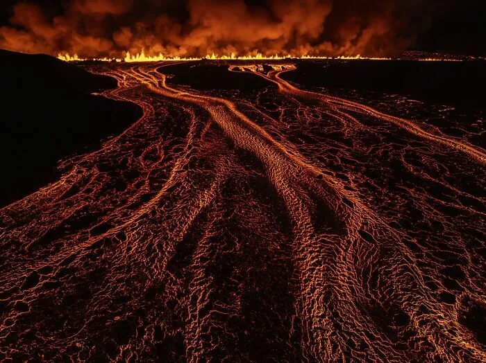 Mejor foto de lava fluyendo y fuego en volcán capturada en premios de fotografía