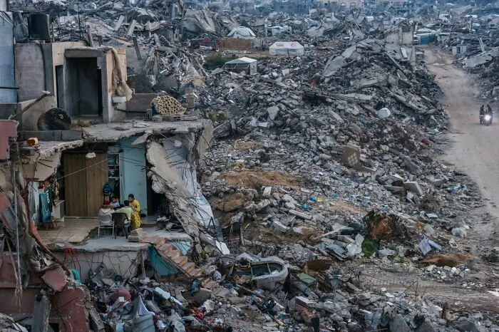 Restos de zona destruida con personas en sitio según fotos mejores 2026 de fotografía Siena
