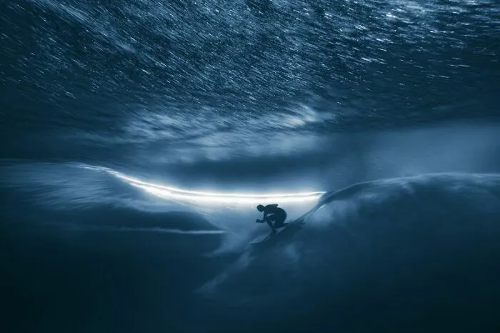 Surfista bajo ola vibrante en fotografía premiada 2026 de Siena