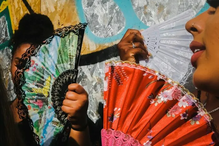 Personas con abanicos coloridos en primer plano en los Premios internacionales de fotografía Siena