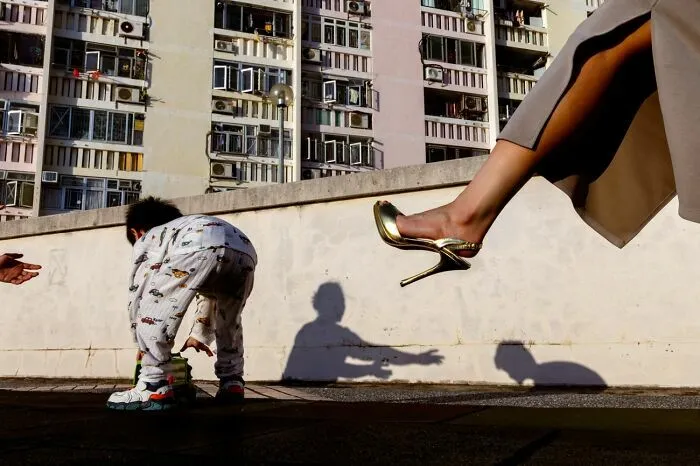 Foto ganadora de premios internacionales de fotografía Siena con sombra y zapato de tacón dorado