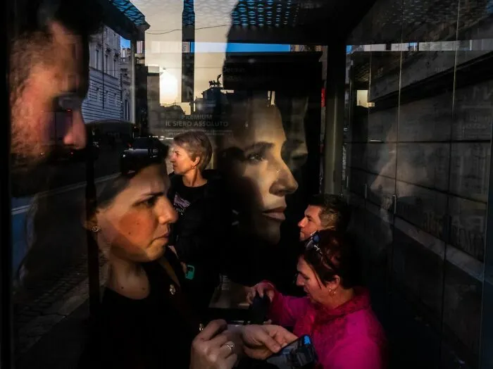 Fotografía premiada en premios internacionales de fotografía Siena con retrato y reflejos urbanos