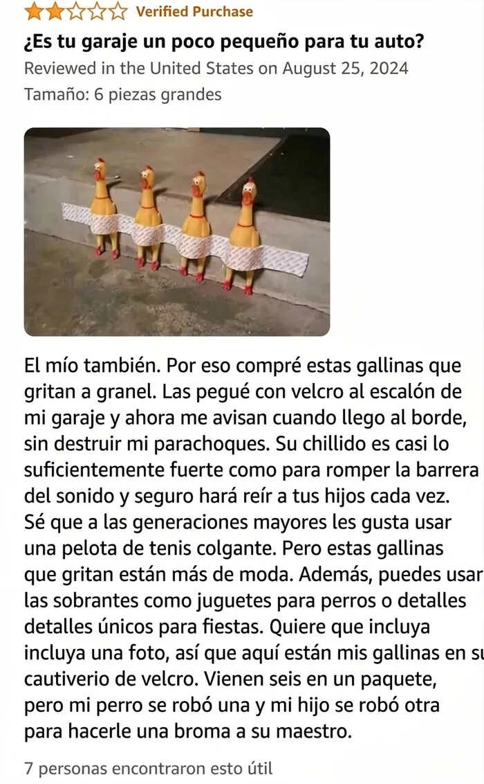 Reseña divertida sobre gallinas que gritan para alertar al estacionar el coche.