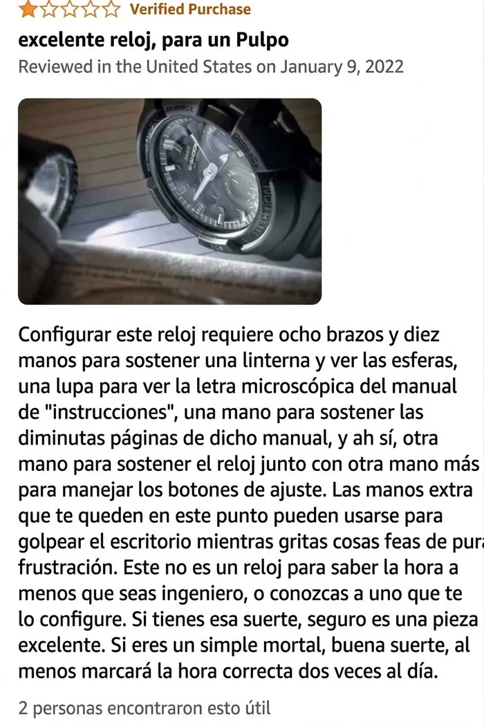 Reseña divertida de reloj complicado en Amazon con reloj negro en plano detalle