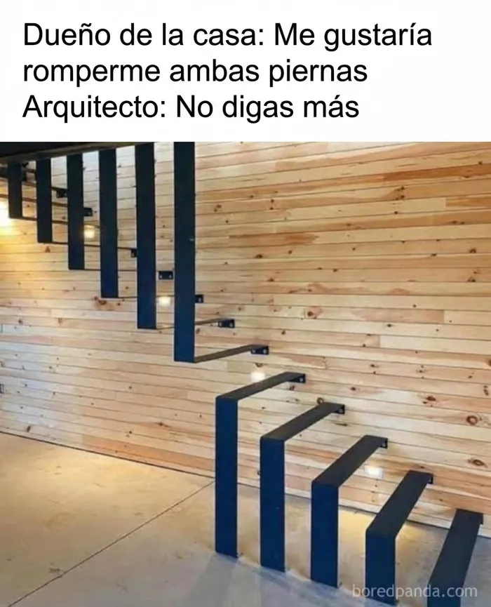Diseño peligroso de escaleras voladas en madera como fallos de construcción absurdos.