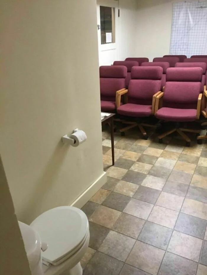 Inodoro instalado junto a una sala de reuniones, uno de los peores fallos de construcción.