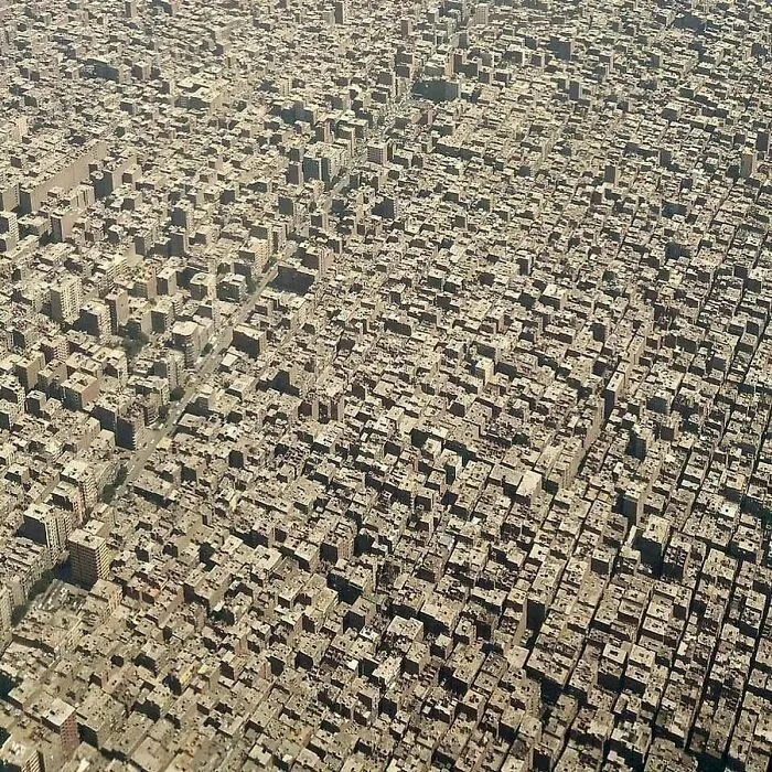 Vista aérea de una densa ciudad que ejemplifica absurdos fallos de construcción urbana.