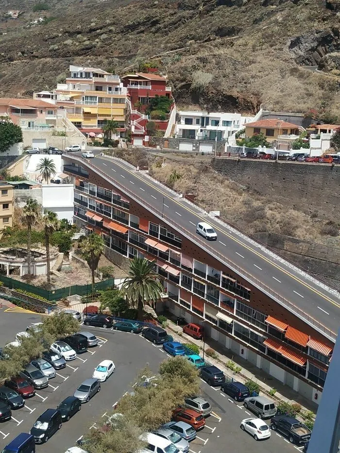 Carretera construida sobre el tejado de un edificio, un ejemplo de fallos de construcción.