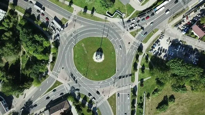 Vista aérea de una rotonda gigante de múltiples carriles que demuestra un complejo diseño con fallos de construcción.
