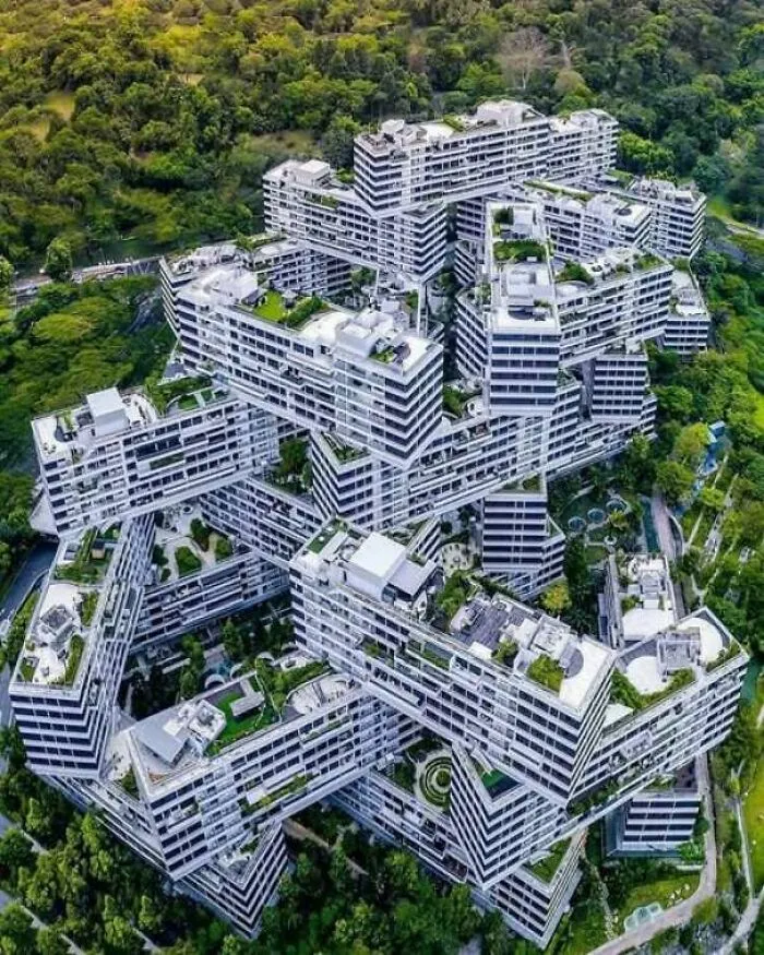 Complejo residencial de bloques entrelazados en ángulo, una arquitectura extrema susceptible a fallos de construcción.