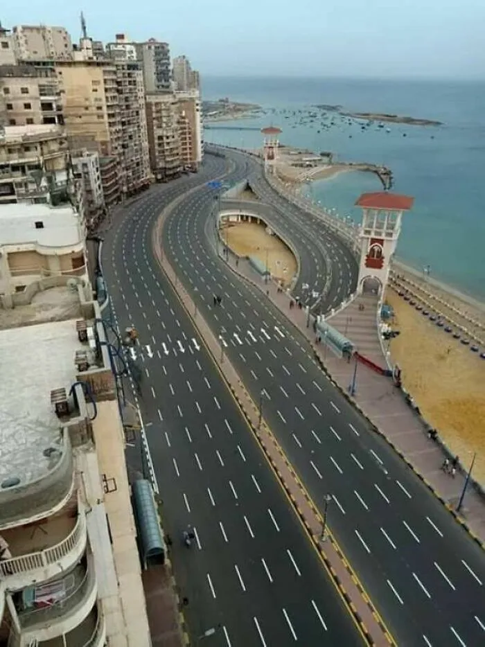 Amplia autopista costera con múltiples carriles que muestra fallos de construcción en el diseño urbano.