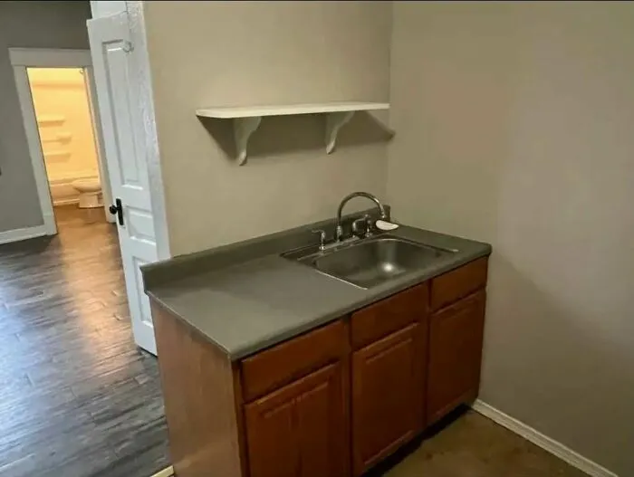 Un mueble con fregadero instalado fuera de lugar en la pared, un insólito ejemplo de fallos de construcción.