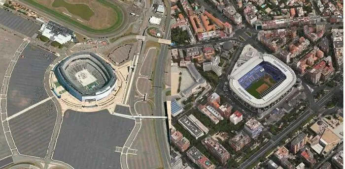Vista aérea comparativa de estadios que muestra fallos de construcción en la planificación urbana.