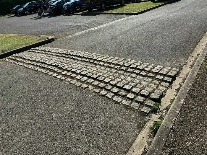 Un resalto de adoquines mal colocado en la carretera, un ejemplo curioso de fallos de construcción.