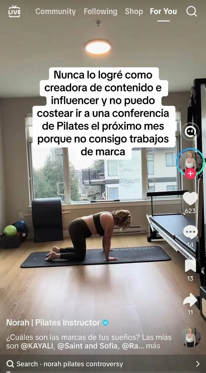Instructora de Pilates en el suelo durante una publicación de influencers hablando sobre su carrera.