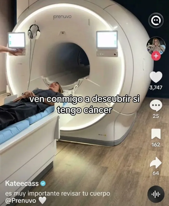 Influencers haciendo el ridículo acostada en un escáner médico Prenuvo para un video dramático
