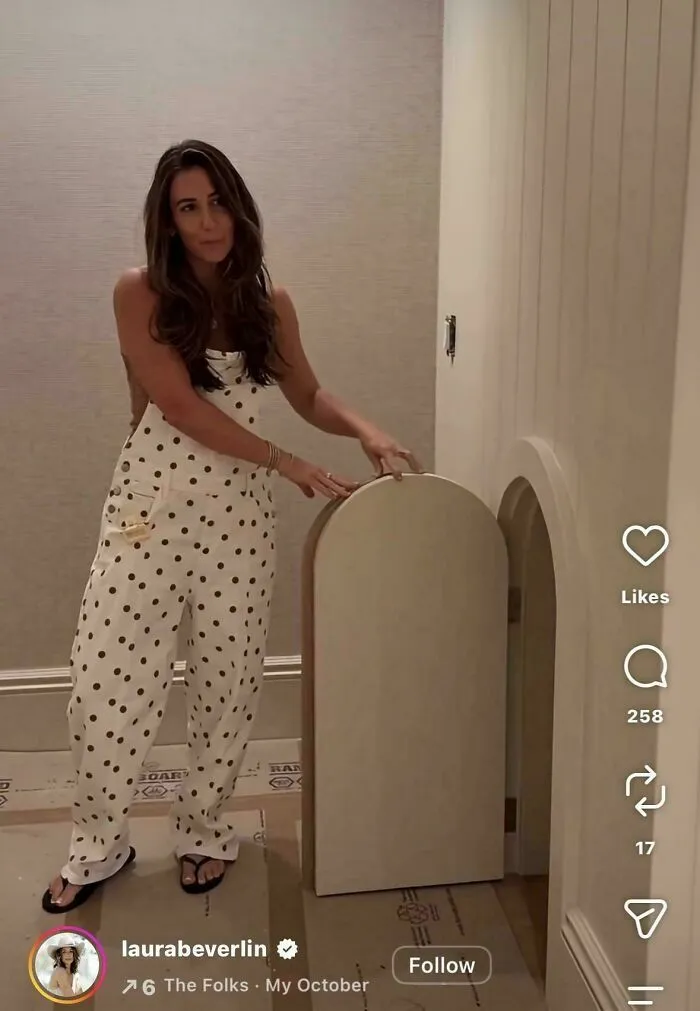 Influencers haciendo el ridículo abriendo una puerta diminuta en un pasillo mientras luce un enterizo