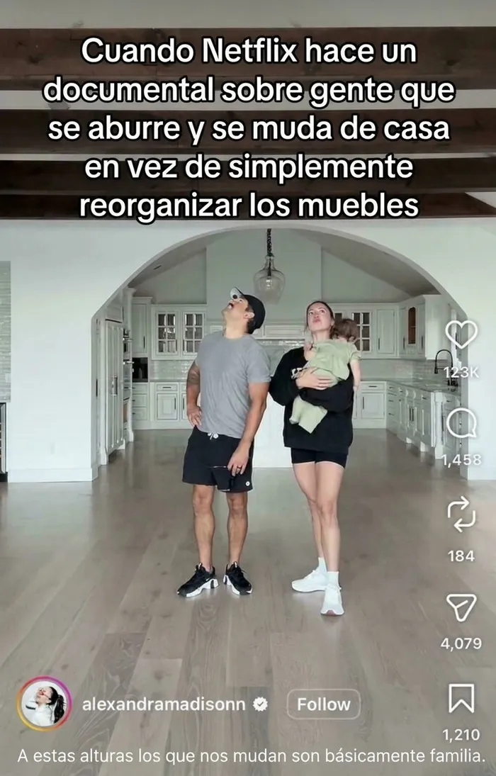 Pareja de influencers en una casa vacía tras tomar una decisión impulsiva que los deja en una situación ridícula.
